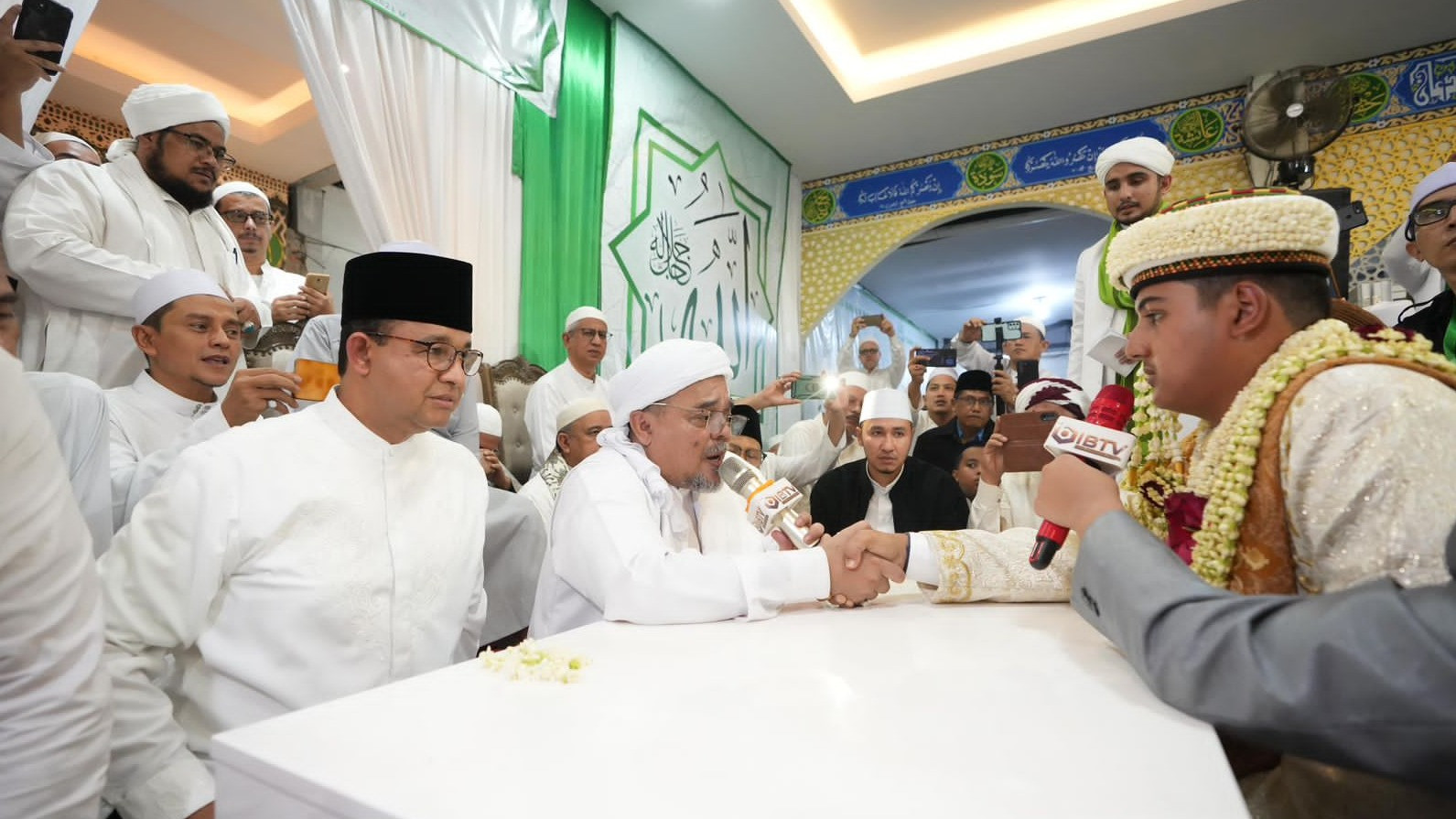 Pasangan AMIN Jadi Saksi Nikah Pernikahan Putri Habib Rizieq