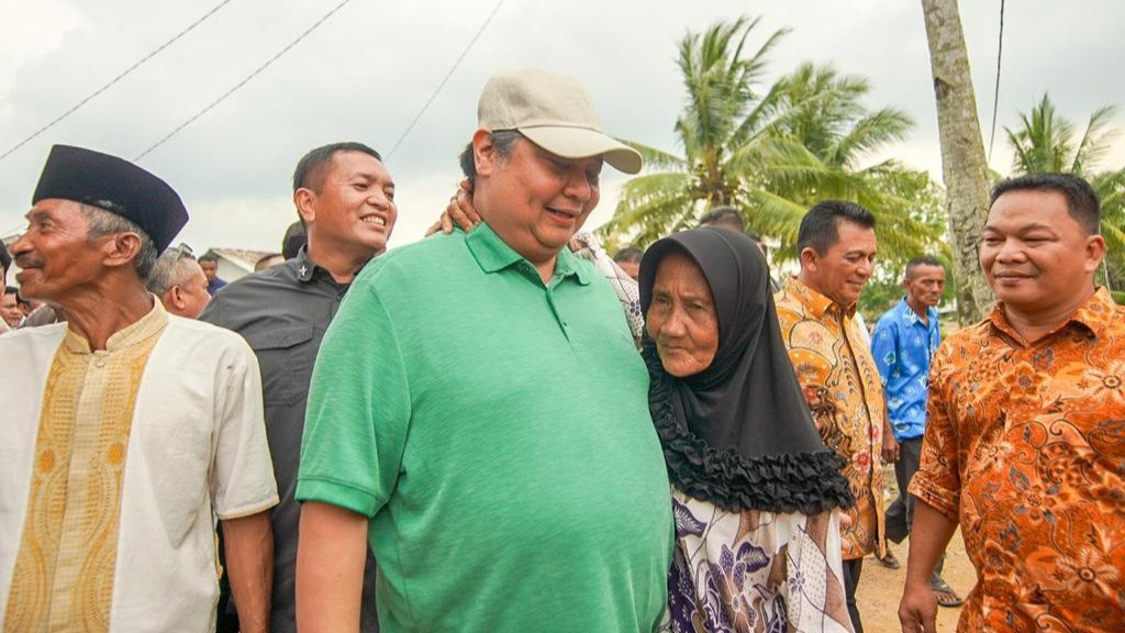 Menko Airlangga beserta rombongan disambut hangat oleh masyarakat beserta tokoh adat dan tokoh agama yang telah menanti dengan antusias kedatangan rombongan di Mesjid Al Ikhsan, Tanjung Banon.