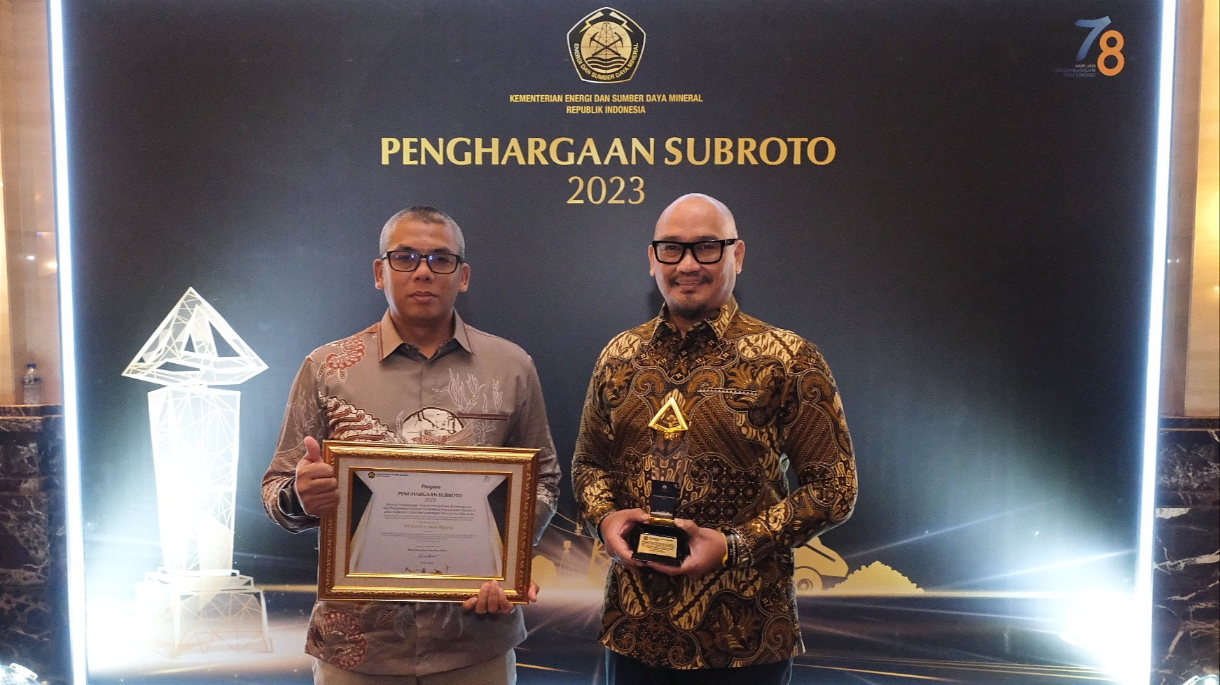 Kepala Teknik Tambang Kideco Ikhsan Alman Latif (kiri) bersama Dirut Kideco M. Kurnia Ariawan (kanan) menerima penghargaan dalam ajang Penganugerahan Penghargaan Subroto Award 2023.