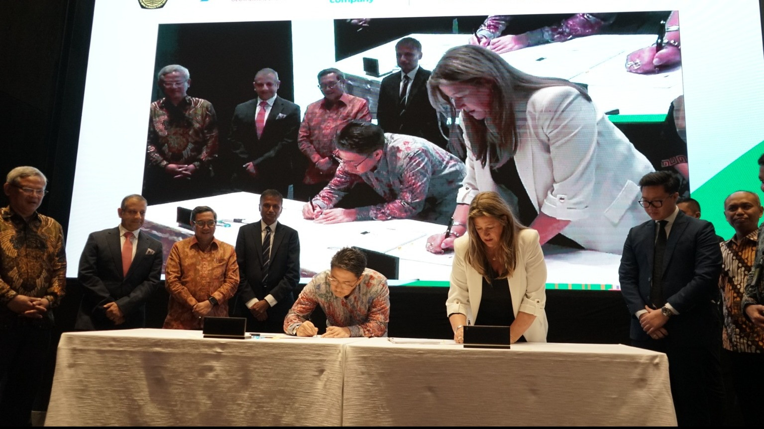 Konsorsium Chevron New Energies melalui PT Jasa Daya Chevron (Chevron) dan PT Pertamina Geothermal Energy Tbk (PGE) (IDX: PGEO) menandatangani beberapa perjanjian di Hotel Park Hyatt, Jakarta.