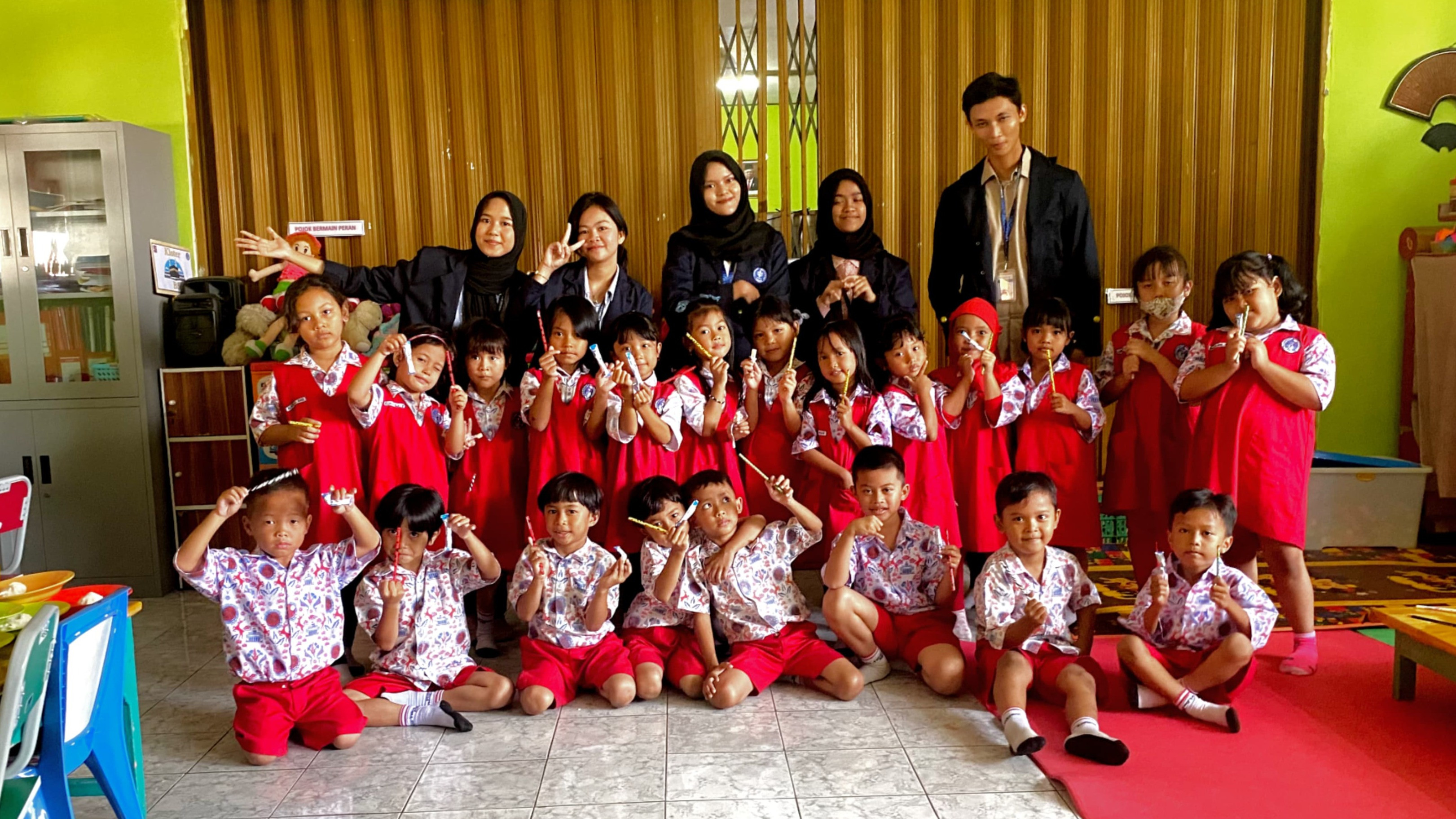 Mahasiswa Sekolah Vokasi IPB University melakukan kunjungan ke salah satu sekolah yang ada di Kota Bogor.