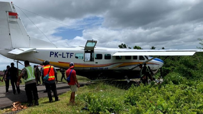 Pesawat Asian One dengan kode penerbangan PK-LTF, Senin, sekitar pukul 12.15 WIT, mengalami kecelakaan akibat mengalami rem blong saat mau take-off  atau tinggal landas dari Bandara Kenyam, Kabupaten Nduga, Papua Pegunungan.