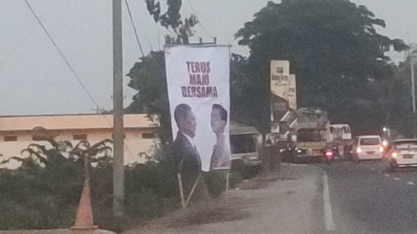 Spanduk Prabowo-Gibran di Indramayu, Jawa Barat.