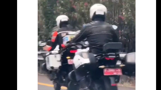 Dua motor berplat merah dengan logo Kabupaten Bogor masuk ke dalam jalan tol. Jaket yang dikenakan salah satu pengendara bertuliskan Dishub.