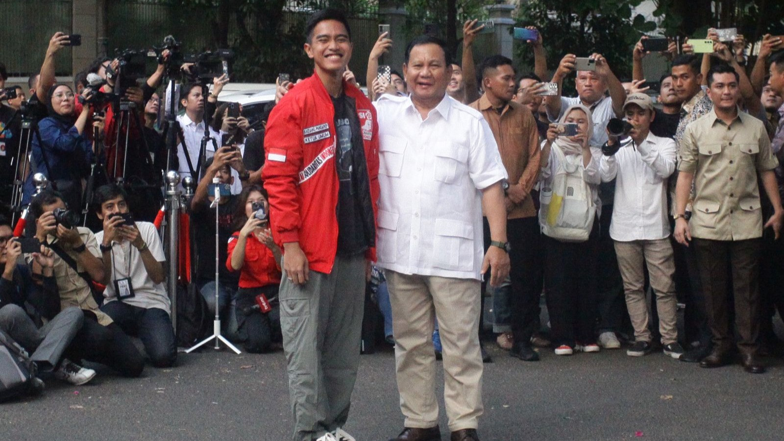 Prabowo Subianto menerima kunjungan Silaturahmi Ketum PSI Kaesang Pangarep di kediaman Kertanegara No.4 Jaksel, Kamis (12/10/2023)