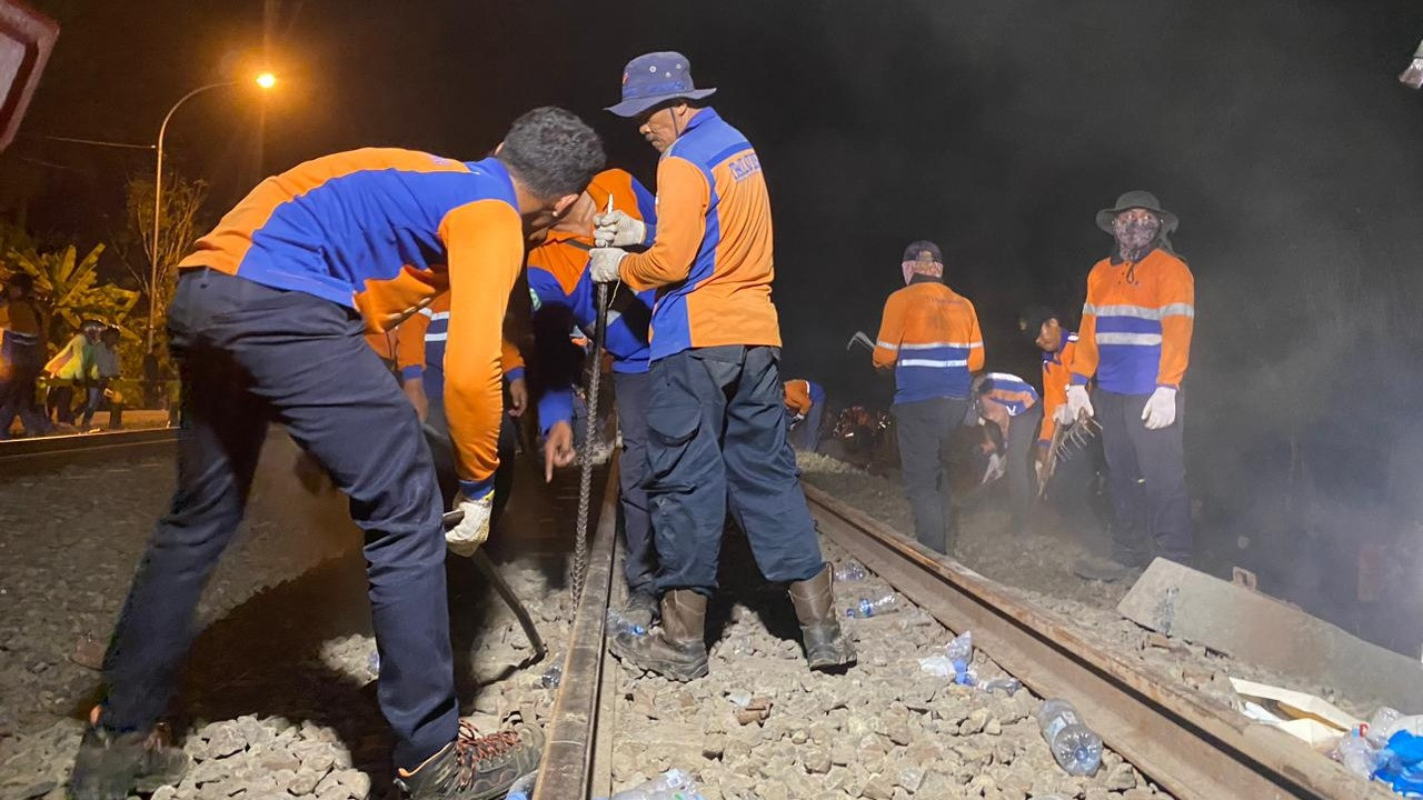 Proses evakuasi KA Semeru berlangsung hingga malam, Selasa (27/10)