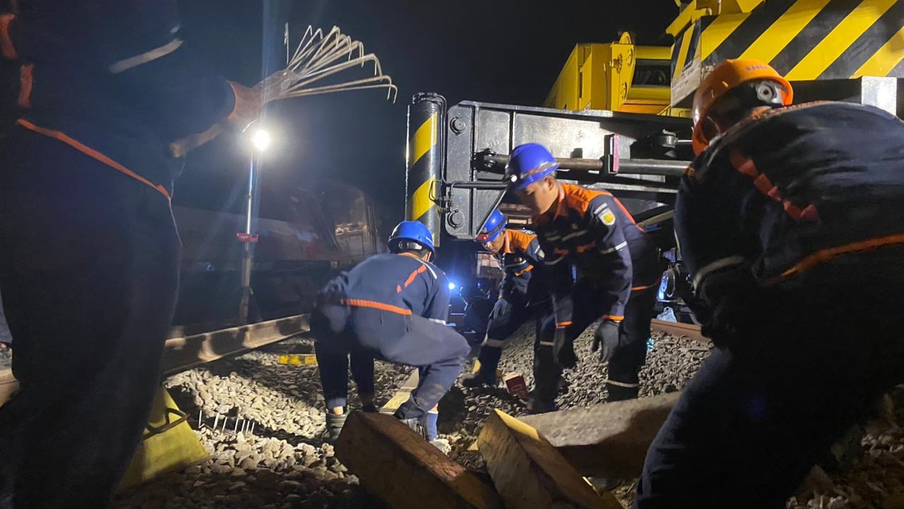 Proses evakuasi KA Semeru berlangsung hingga malam, Selasa (27/10)