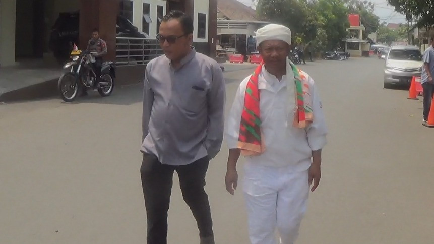 Yosef (berbaju Putih) didampingi pengacaranya Fajar Sidik saat beberapa waktu lalu memenuhi panggilan Pemeriksaan di Polda Jabar sebelum ditetapkan tersangka.