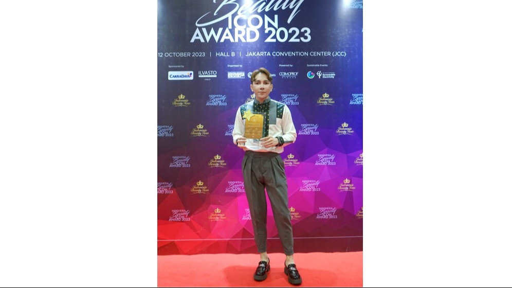 dr. Ekles Raih Penghargaan Rising Star Aesthetic and Anti Aging Doctor 2023 oleh Cosmobeaute di Indonesia Beauty Icon Awards 2023
            - galeri foto