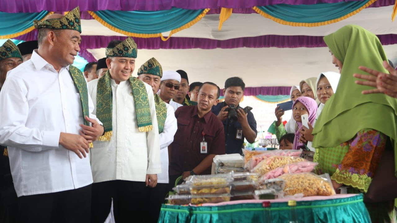 Penjabat Gubernur Sumatera Selatan Agus Fatoni bersama Menteri Koordinator Bidang Pembangunan Manusia dan Kebudayaan Republik Indonesia Muhadjir Effendy menghadiri peringatan Hari Santri Nasional Tahun 2023.