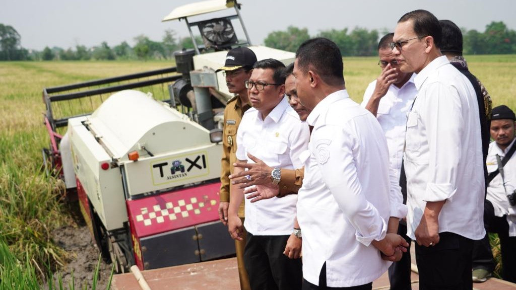 Kejar Target 35 Juta Ton, Plt Mentan Panen Dan Tanam Padi Di Sukoharjo
            - galeri foto