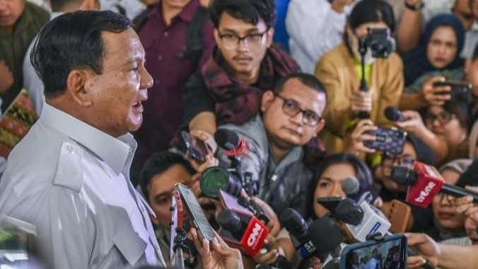 Ketua Umum Partai Gerindra Prabowo Subianto (kiri) menjawab pertanyaan wartawan saat tiba untuk mengikuti Rapimnas Partai Gerindra di The Darmawangsa, Jakarta, Senin (23/10/2023).