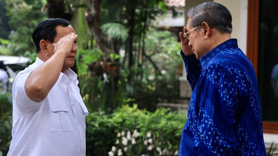 Prabowo Subianto saat Minta Doa Restu ke Susilo Bambang Yudhoyono (SBY) di Cikeas, Bogor, Jawa Bara, Rabu (25/10/2023)