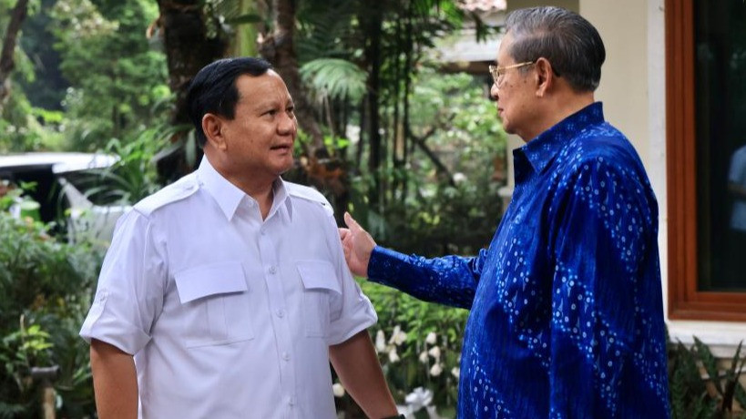 Prabowo Subianto saat Minta Doa Restu ke Susilo Bambang Yudhoyono (SBY) di Cikeas, Bogor, Jawa Bara, Rabu (25/10/2023)
