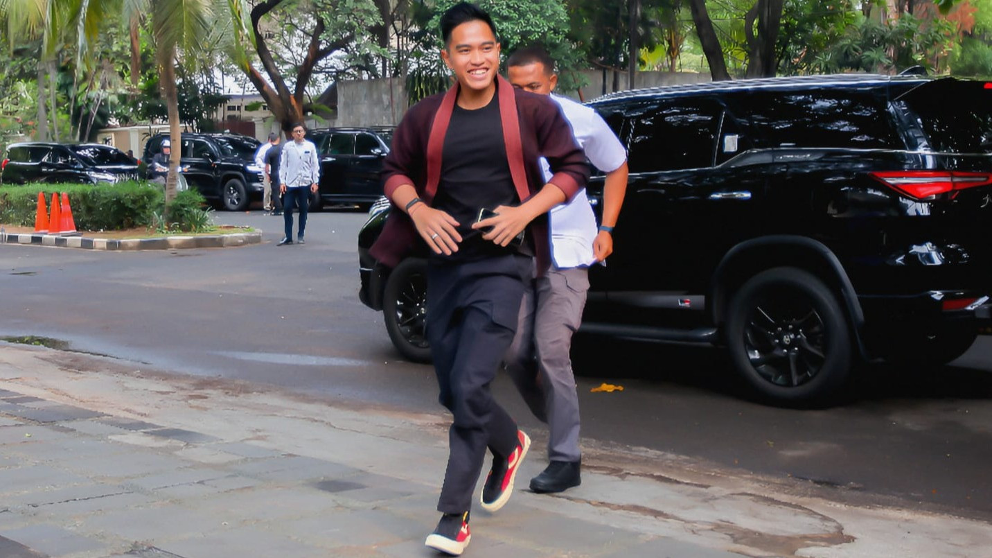 Ketua Umum Partai Solidaritas Indonesia (PSI) Kaesang Pangarep saat tiba di Kediaman Prabowo Subianto, jalan Kertanegara IV, Jakarta Selatan, Jumat (25/10/2023)