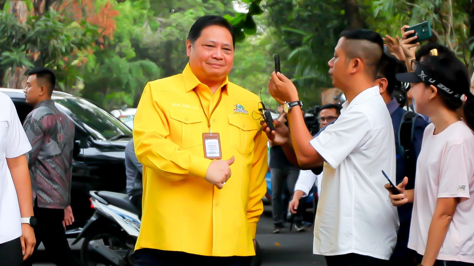 Ketua Umum Partai Golkar, Airlangga Hartato, tiba di kediaman Prabowo Subianto, jalan Kertanegara IV, Jakarta Selatan, Jumat (25/10/2023)