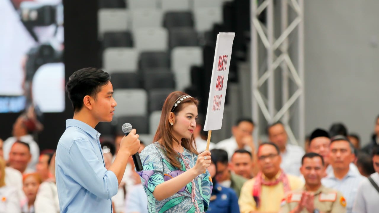 Bendera PDIP Ikut Berkibar Antar Prabowo-Gibran ke KPU, Roby: Kita Militannya Mas Gibran...
            - galeri foto