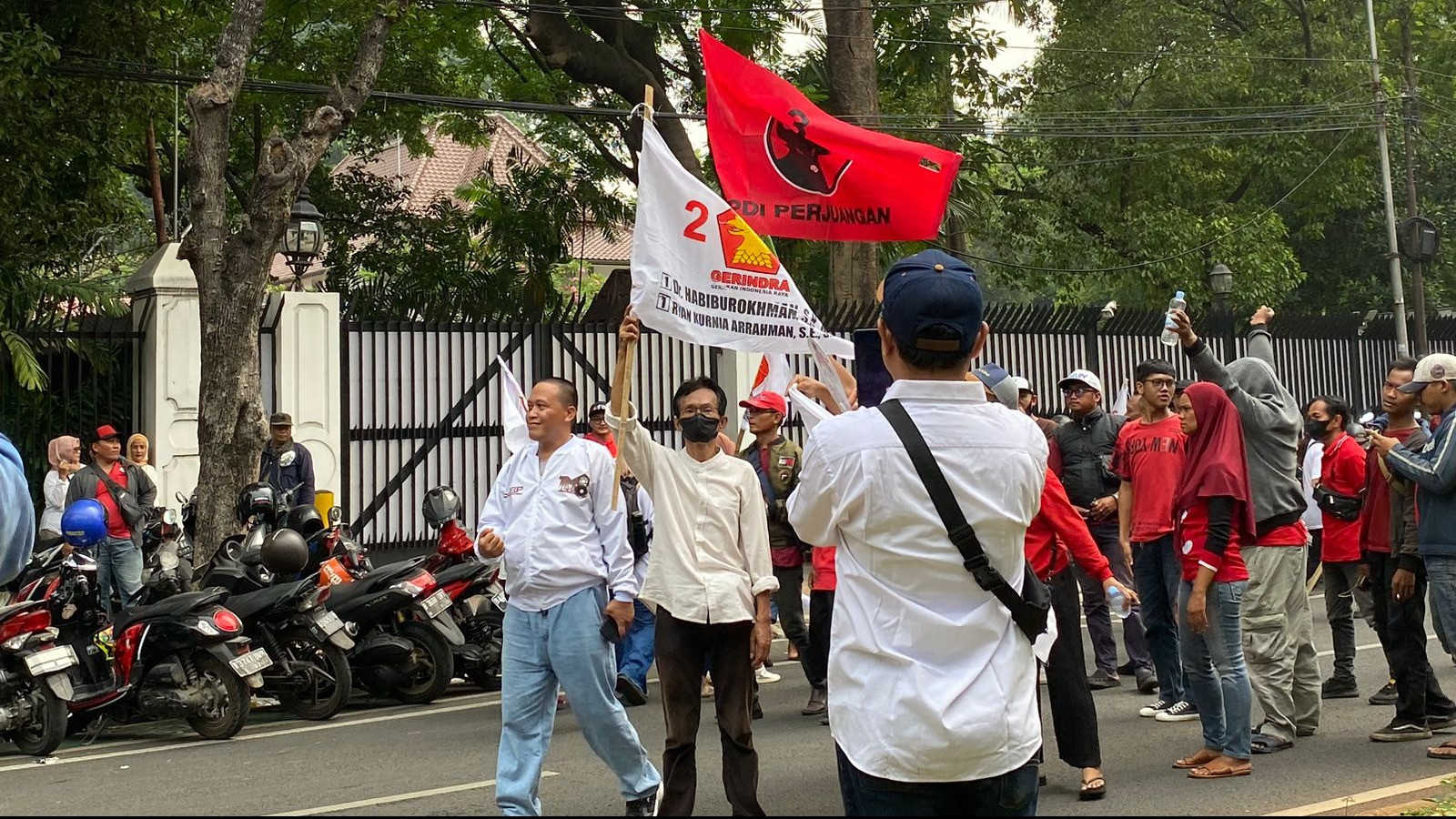 Bendera PDIP ikut berkibar di depan Museum Perumusan Naskah Proklamasi, Jakarta Pusat, Rabu (25/10/2023).