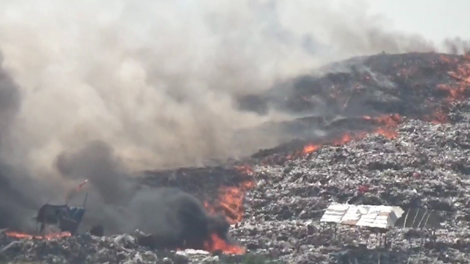 TPA Jalupang Karawang Terbakar
            - galeri foto