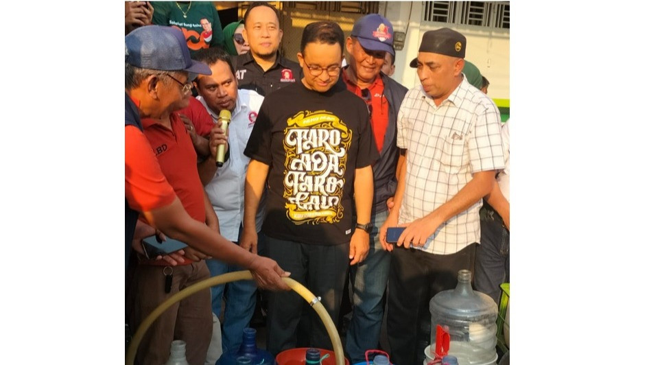 Bacapres Koalisi Perubahan Anies Baswedan menyaksikan pembagian air bersih yang digelar oleh sejumlah simpul relawan KoReAn di Kelurahan Buloa, Kecamatan Tallo, Makassar, Minggu (05/11/2023).