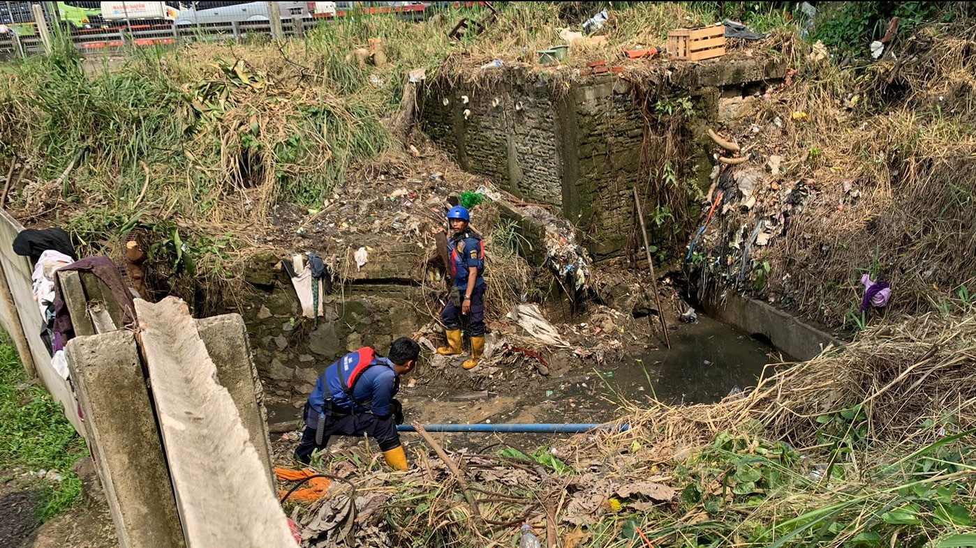 Petugas gabungan masih melakukan pencarian terhadap orang hilang di saluran gorong-gorong di Kelurahan Sindang Sari, Kecamatan Bogor Timur, Kota Bogor.