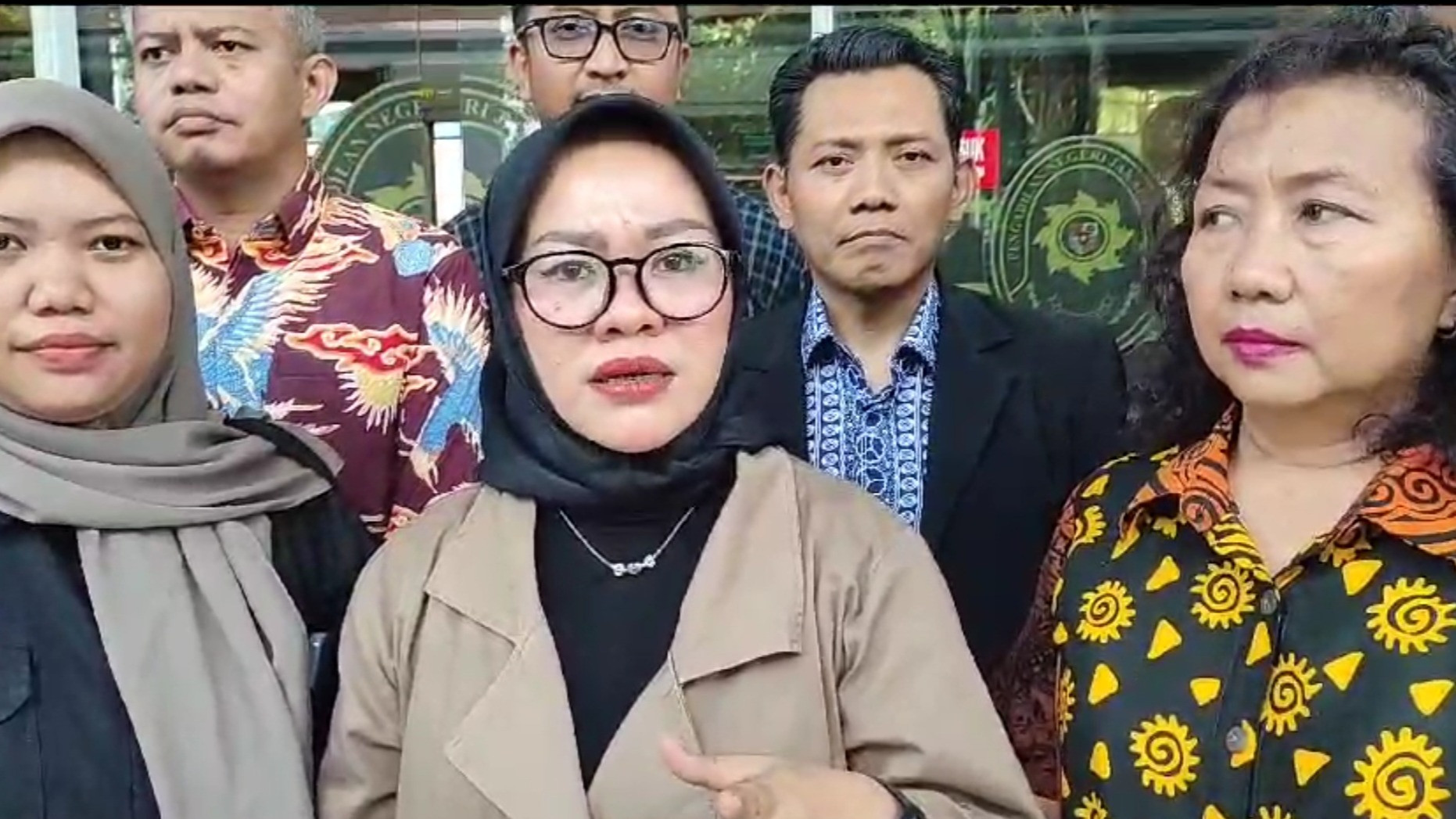Aan Rohaeni bersama sejumlah penggugat dan kuasa hukum di depan PN Jakarta Pusat.