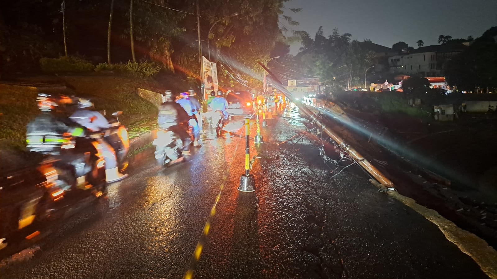 Longsor sedalam 20 meter dengan lebar 60 meter melanda kawasan Batutulis, Kota Bogor.