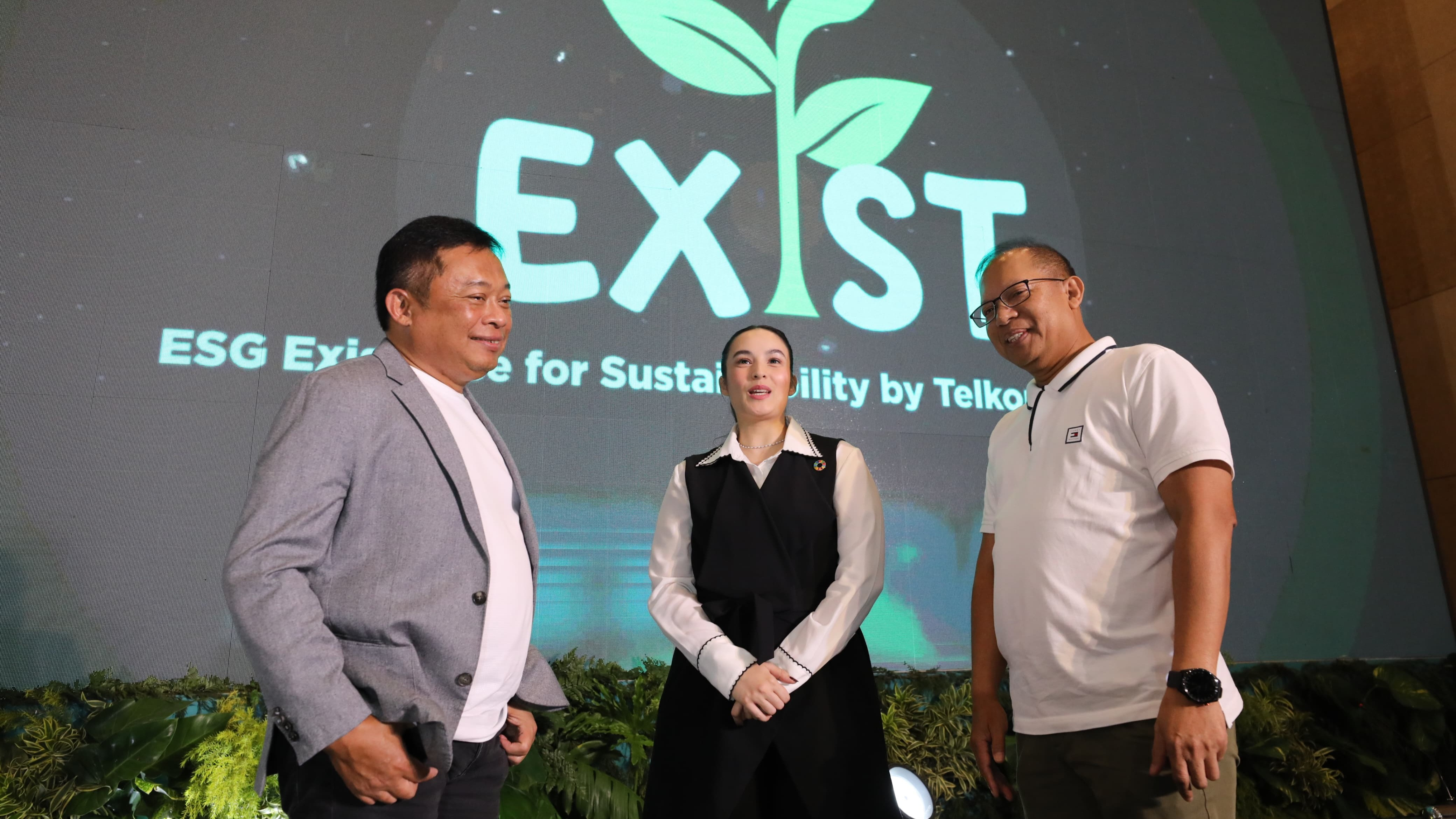 Dirut Telkom Ririek Adriansyah (kiri), Direktur Keuangan & Manajemen Risiko Telkom Heri Supriadi (kanan) dan SDG Mover UNDP Indoensia Chelsea Islan (tengah) saat peresmian EXIST (ESG Existence for Sustainability by Telkom Indonesia)
