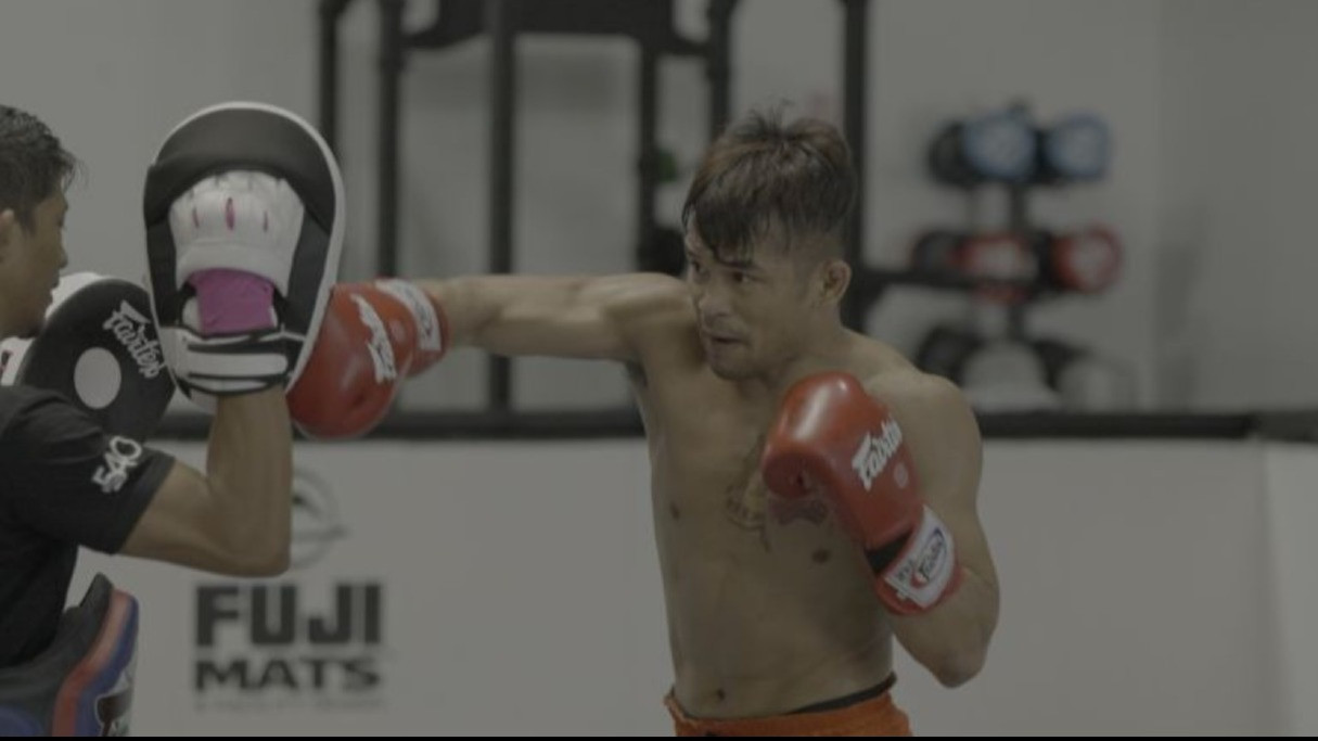 Petarung Mixed Martial Arts (MMA) atau seni bela diri campuran Indonesia Jeka Saragih saat menjalani pemusatan latihan (TC) di San Diego, California, Amerika Serikat, Minggu (05/11/2023).
