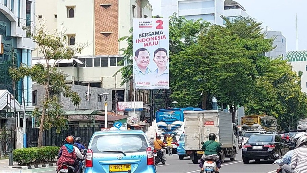 Baliho  Diremehin, Dihujat, Difitnah, Disenyumin Aja  bergergambar Prabowo Subianto-Gibran Rakabuming Raka bertebaran di sekitaran Jabodetabek.