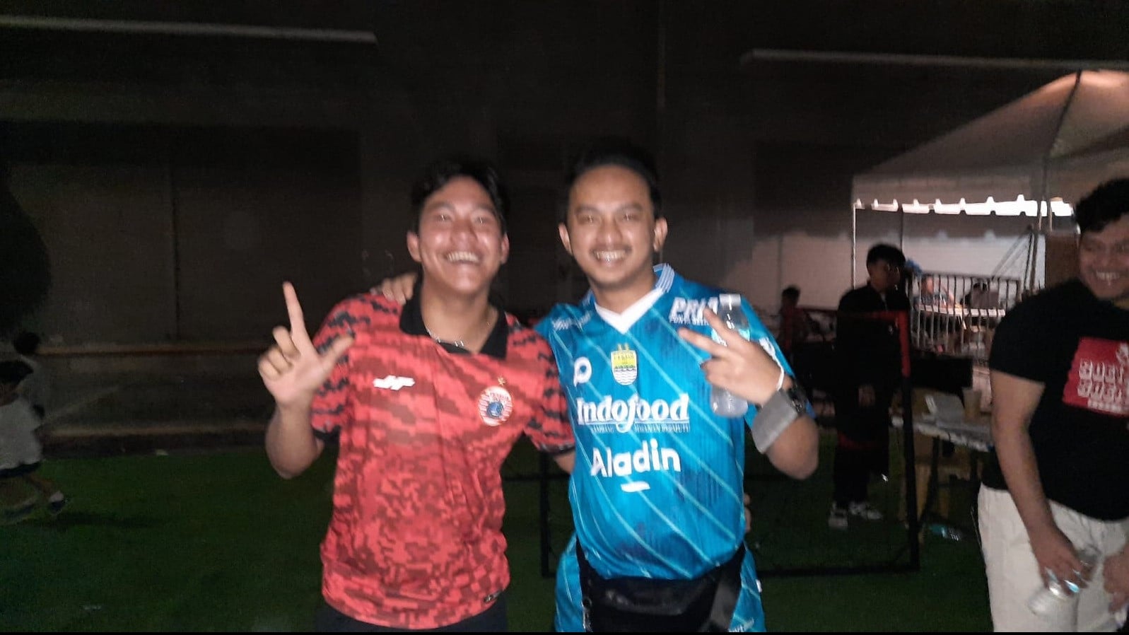Suporter Persib dan Persija kompak mendukung timnas Indonesia di Kualifikasi PIala Dunia