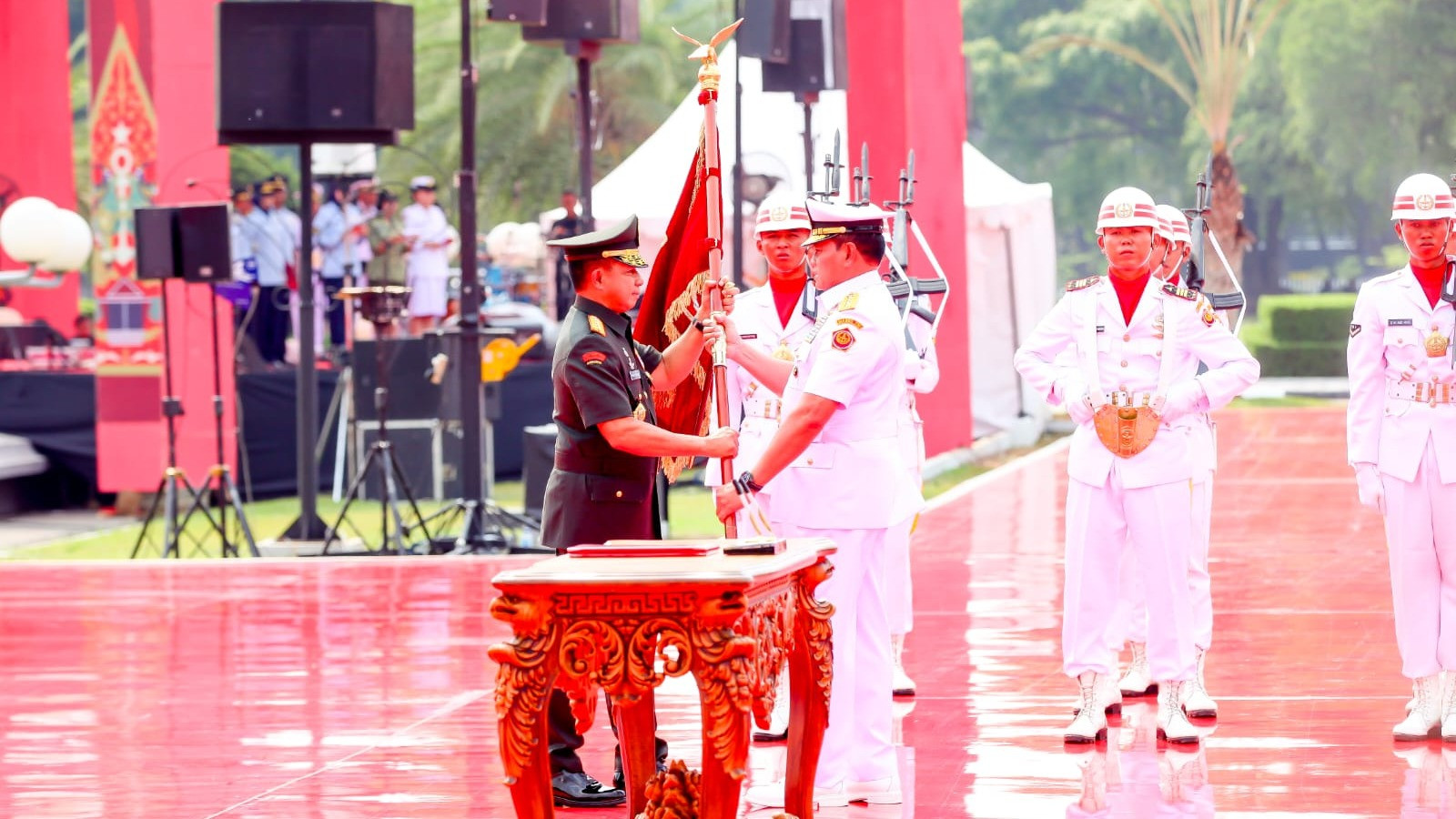 Lepas Jabatan Panglima TNI, Laksamana Yudo Margono Minta Maaf ke Rakyat
            - galeri foto