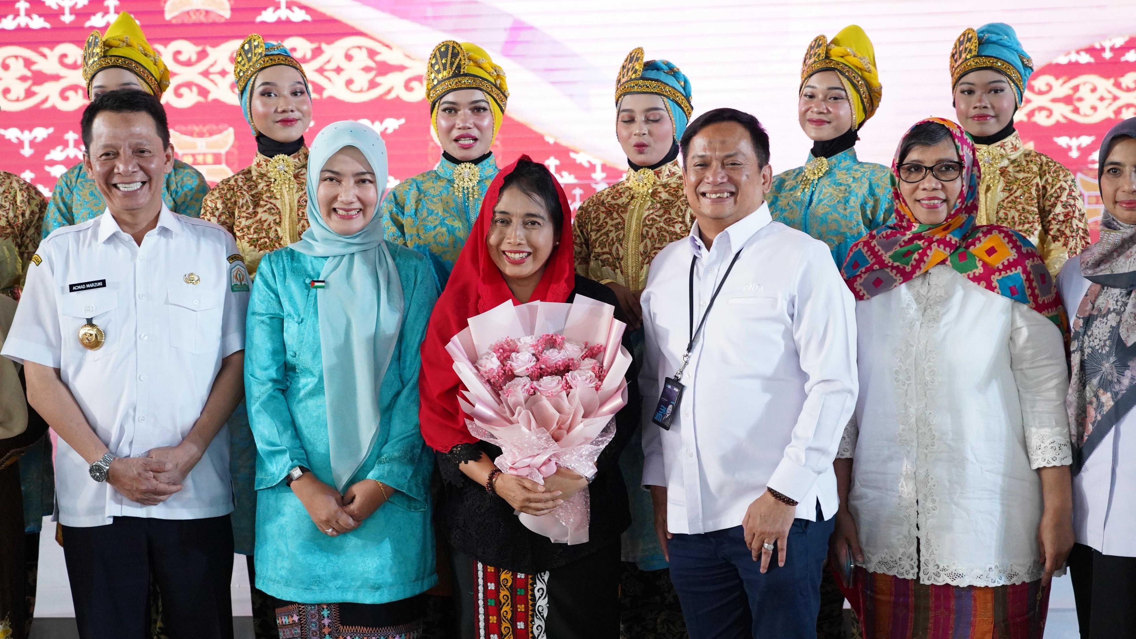Menteri Pemberdayaan Perempuan dan Perlindungan Anak Republik Indonesia, I Gusti Ayu Bintang Darmawati menyapa ratusan perempuan hebat Aceh dalam acara Keajaiban Perempuan Indonesia.