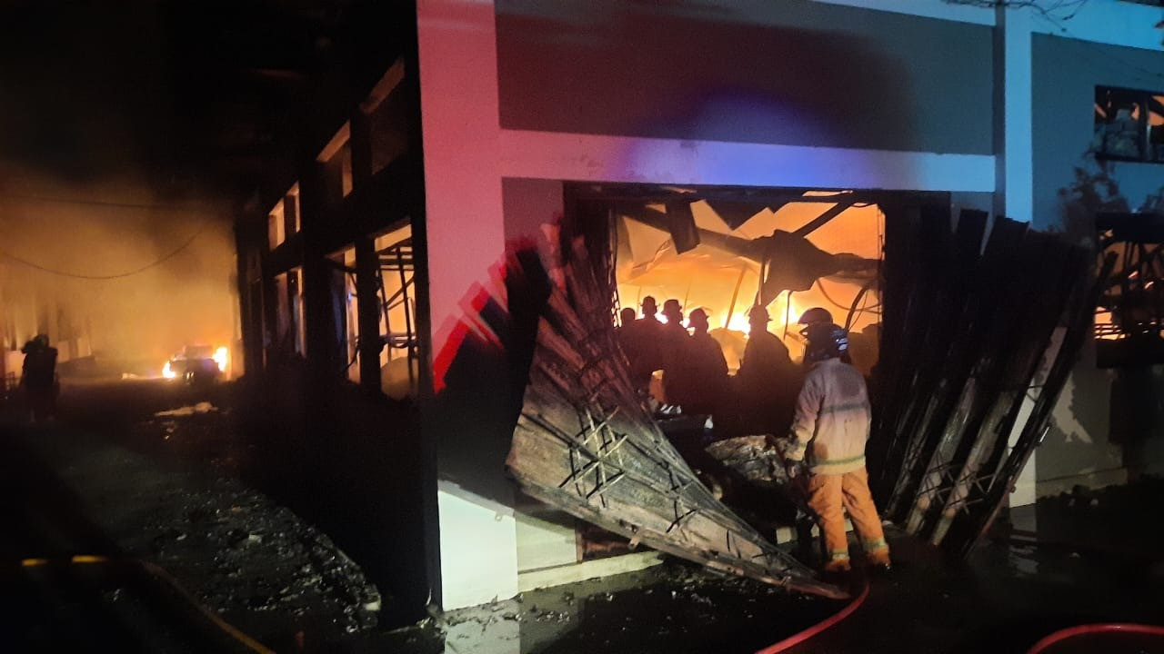 Api membakar dua gedung di pabrik sarung tangan PT Samku Glove Indonesia, Sabtu ( 25/11/2023).