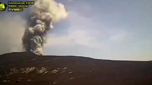 Aktivitas Gunung Anak Krakatau yang mengalami erupsi dengan ketinggian kolom abu teramati kurang lebih 2.000 meter diatas puncak atau 2.157 meter diatas permukaan laut.