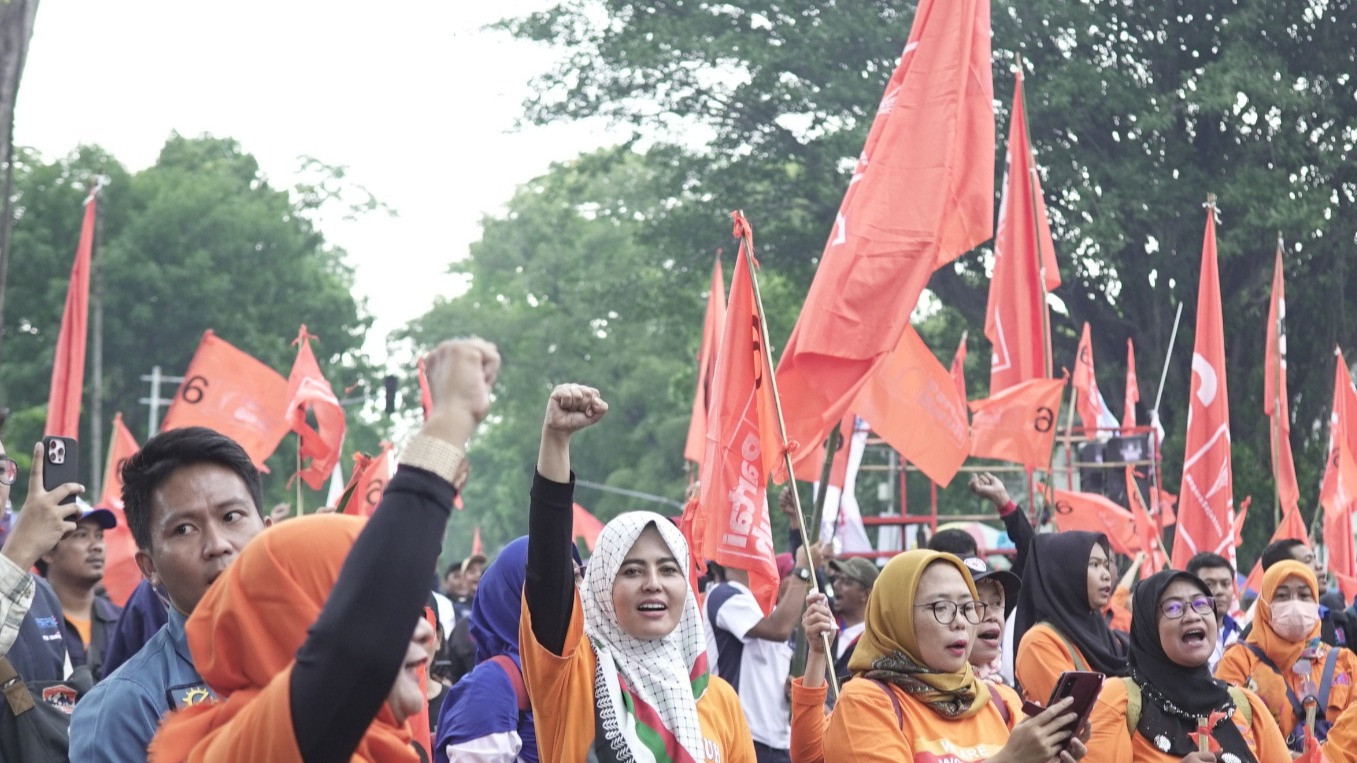 Presiden Partai Buruh yang juga Presiden KSPI Said Iqbal menjelaskan, puluhan ribu buruh melakukan aksi di Gedung Sate, Jawa Barat (28/11/2023).