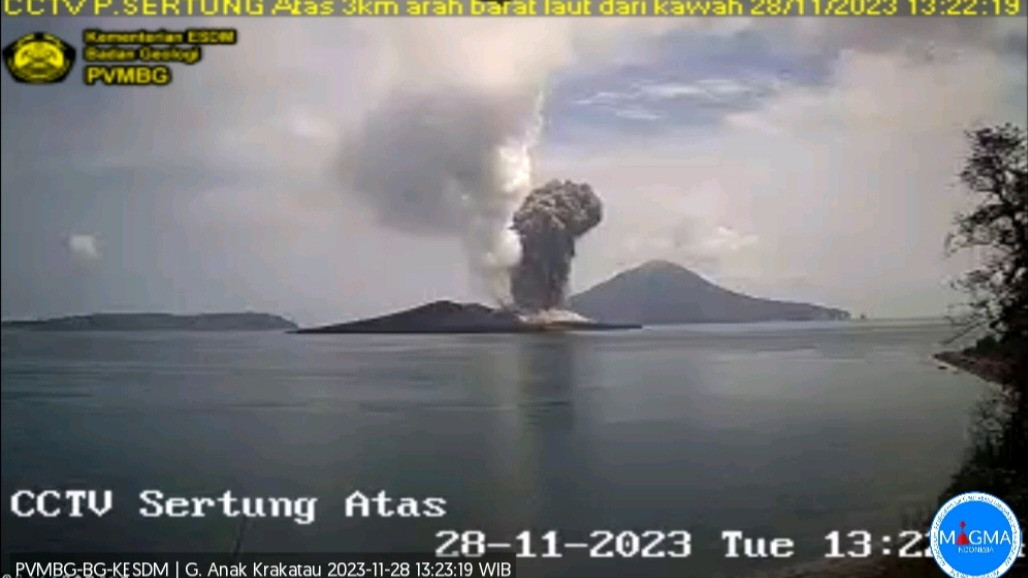 Visual Gunung Anak Krakatau yang terlihat dari CCTV Pos Pantau Sertung Atas.