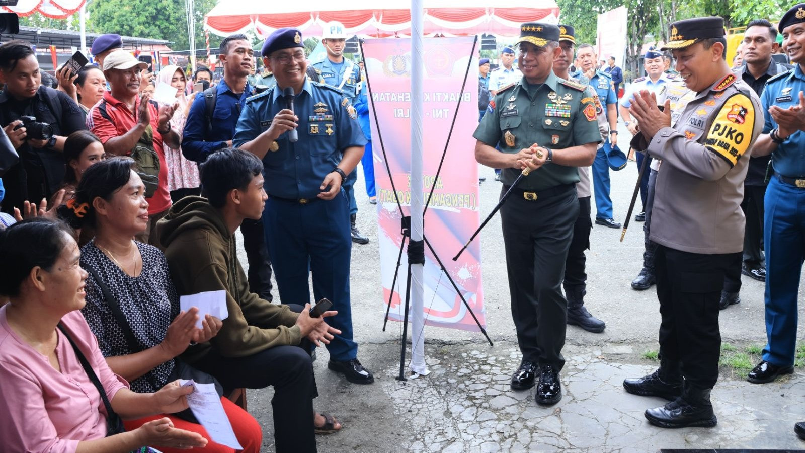 Kapolri Jenderal Polisi Drs. Listyo Sigit Prabowo dan Panglima Jenderal TNI Agus Subiyanto melakukan bhakti sosial dan bhakti kesehatan dalam kunjungan kerja di Jayapura, Papua.