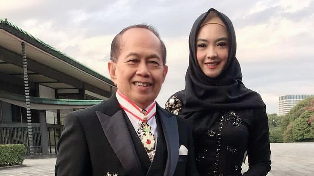 Berkharisma Layaknya Soekarno, 5 Pejabat ini Gandeng Istri Muda Spek ‘Bidadari’ yang Usianya Cukup Jauh dan Cantik
            - galeri foto