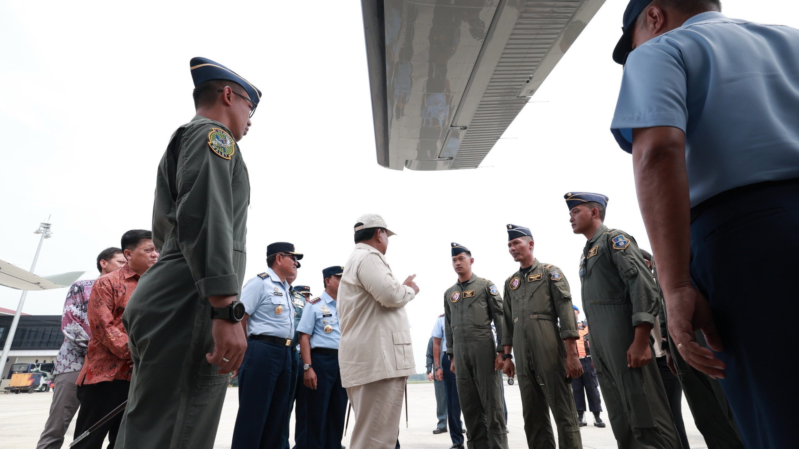 Menteri Pertahahan Prabowo Subianto menyerahkan lima pesawat NC-212i buatan PT Dirgantara Indonesia (PTDI) kepada TNI Angkatan Udara di Lanud Halim Perdanakusuma, Jakarta, Selasa (12/12).