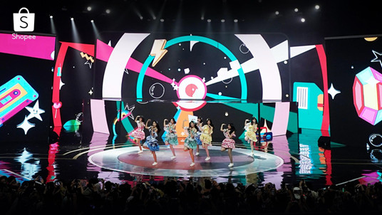 Penampilan pembuka JKT48 memeriahkan panggung TV Show Shopee 12.12 Birthday Sale