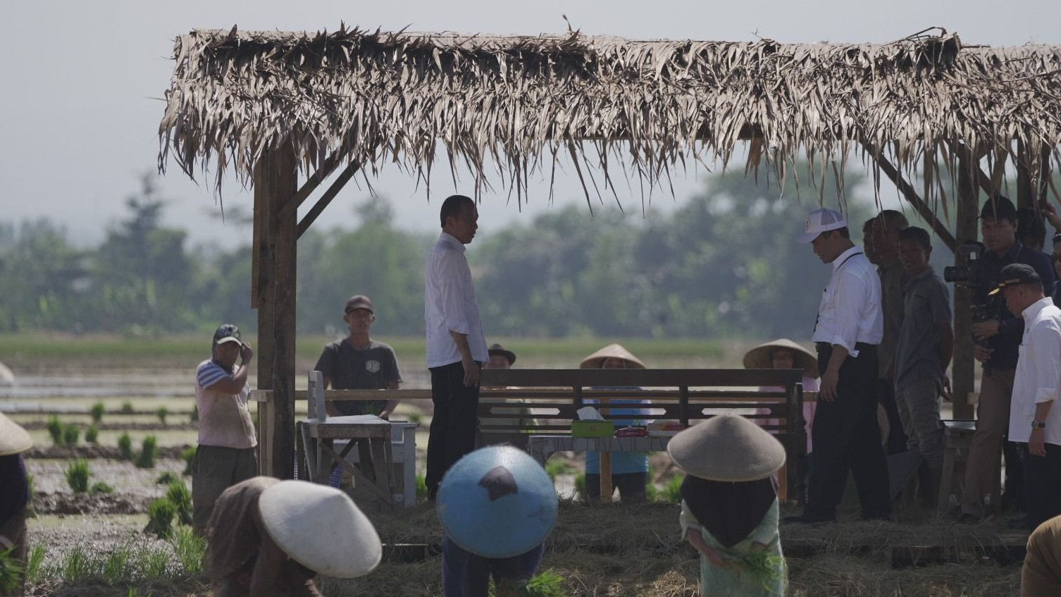 Presiden Joko Widodo (Jokowi) didampingi Menteri Pertanian, Andi Amran Sulaiman (Mentan Amran), melakukan percepatan tanam dan olah tanah di Desa Kaibahan, Kecamatan Kesesi, Kabupaten Pekalongan.