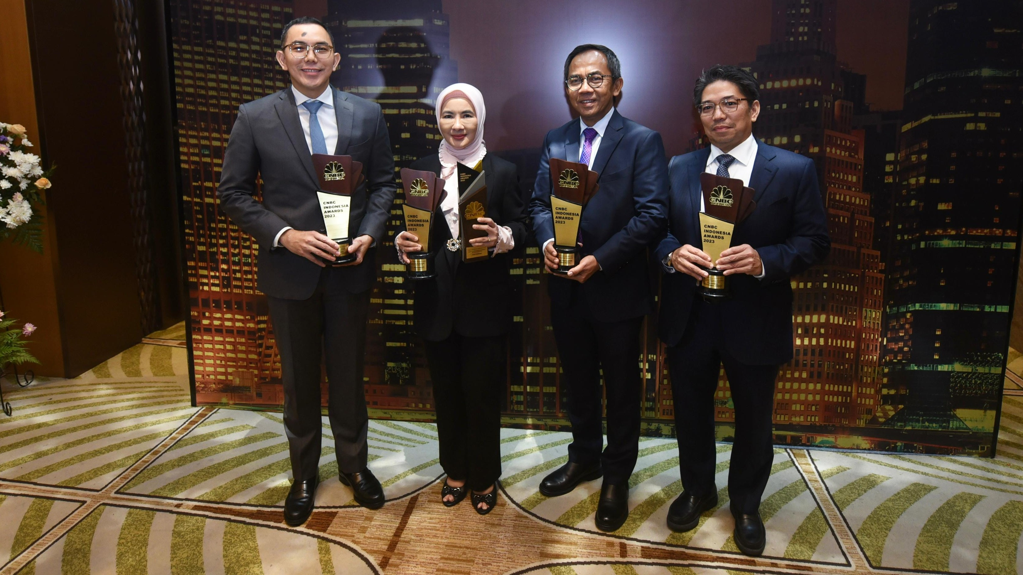 Direktur Utama Pertamina Nicke Widyawati beserta Direktur Subholding Pertamina memperoleh Penghargaan CNBC Indonesia Award 2023 di Ballroom Westin, rabu (13/12).