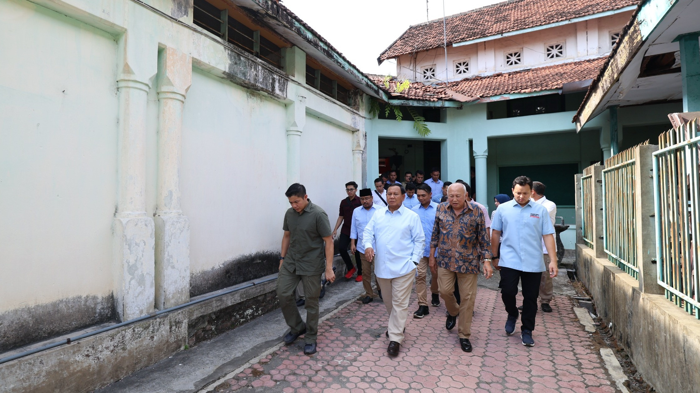 Calon presiden Koalisi Indonesia Maju (KIM) Prabowo Subianto berkunjung ke Museum Pembela Tanah Air (Peta) di Kota Blitar, Jawa Timur, Minggu (17/12).