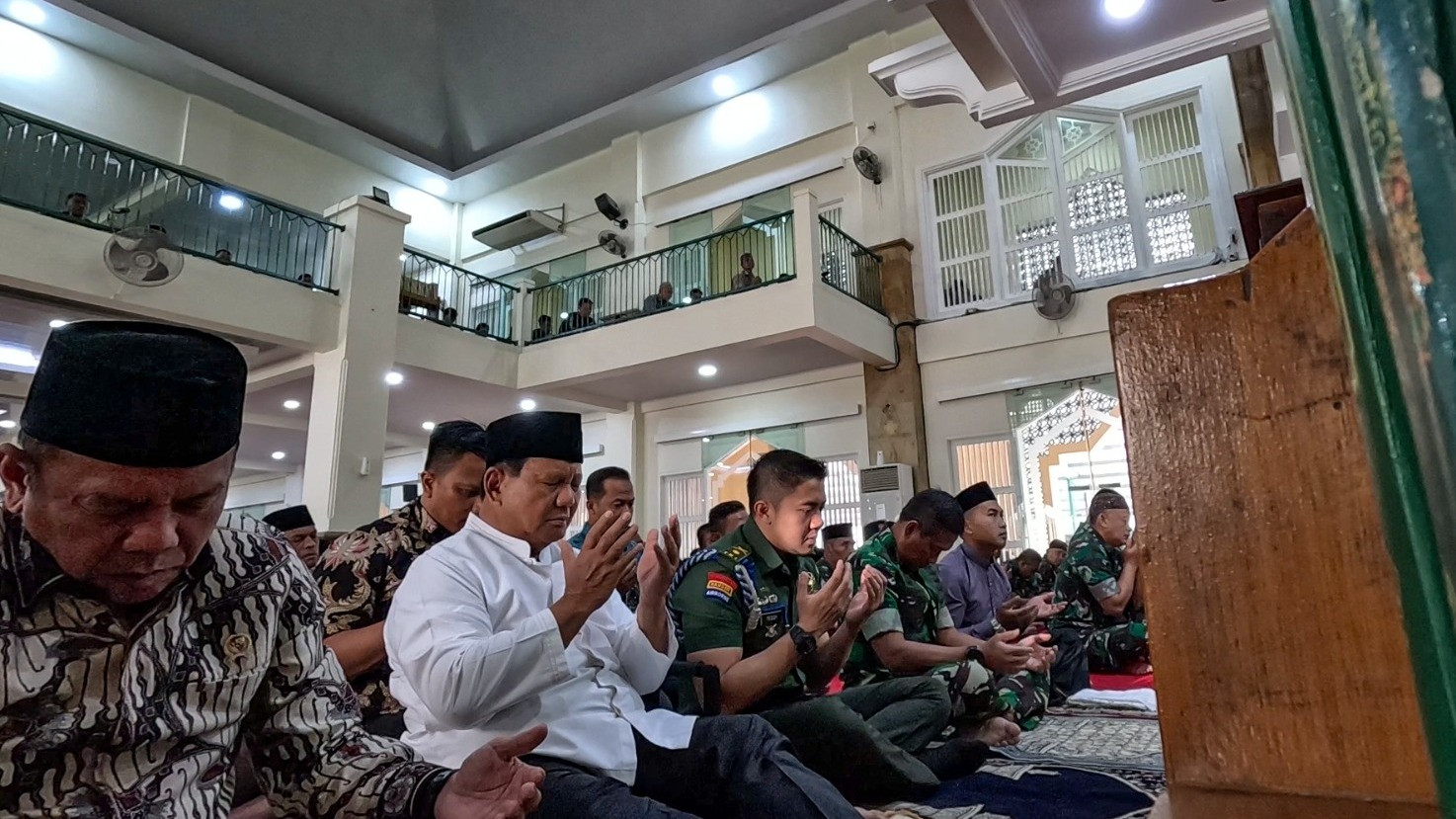 Prabowo Subianto terlihat tetap melakukan kegiatan rutinnya sebagai menteri pertahanan, dan melaksanakan salat Jumat bersama di Kementerian Pertahanan, Jakarta, Jumat (22/12).