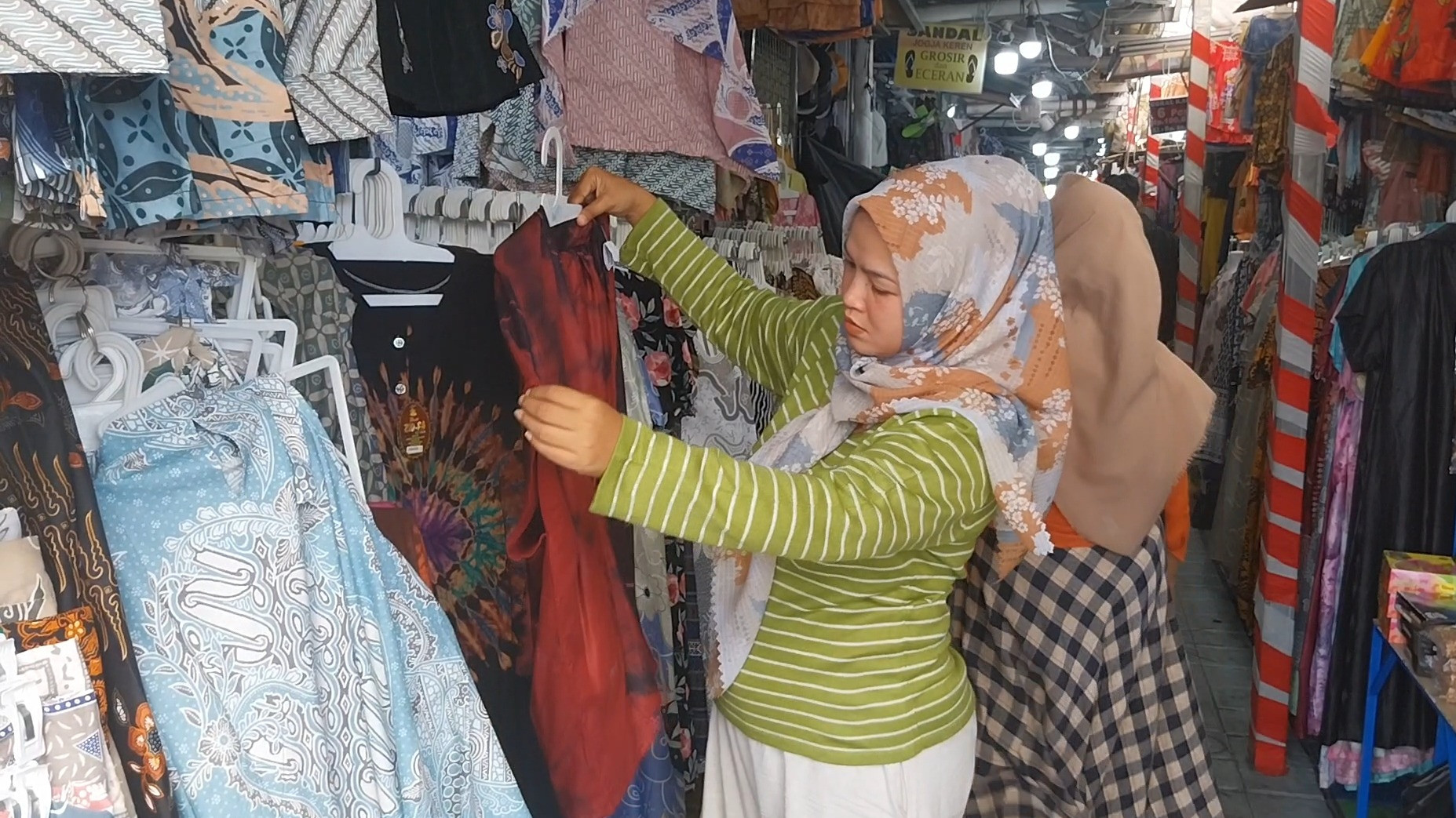 Pembeli memenuhi kawasan Teras Malioboro untuk berbelanja berbagai oleh oleh khas hingga aksesoris unik khas Yogyakarta.
