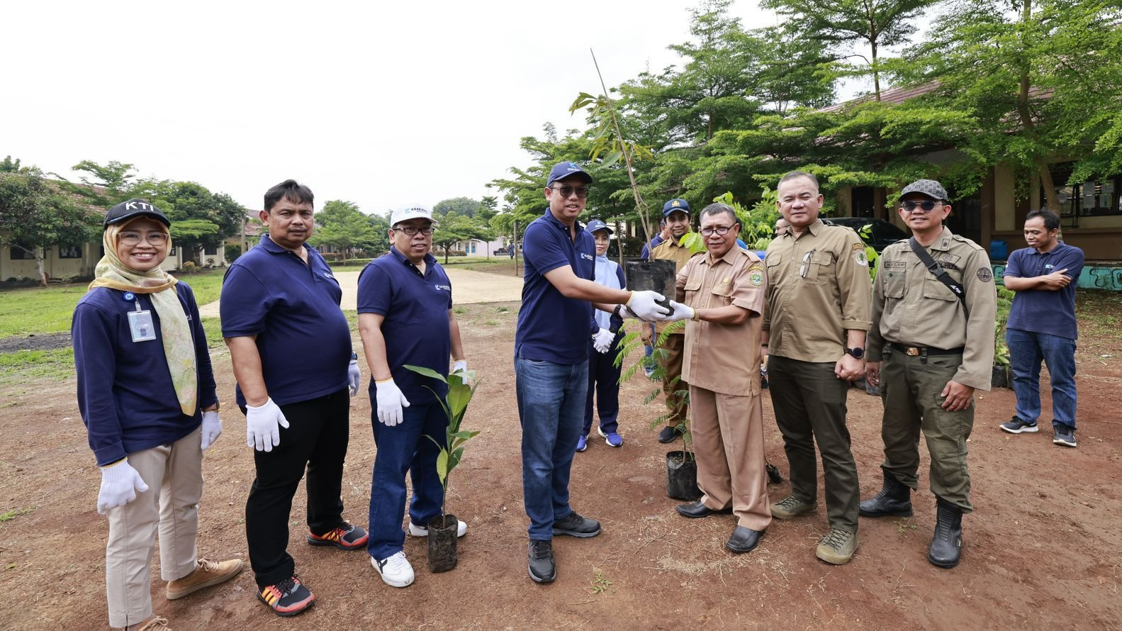 PT Krakatau Tirta Industri (KTI) melakukan kegiatan rutin dengan melakukan penanaman pohon sebagai kegiatan konservasi dengan target 1.000.000 pohon.