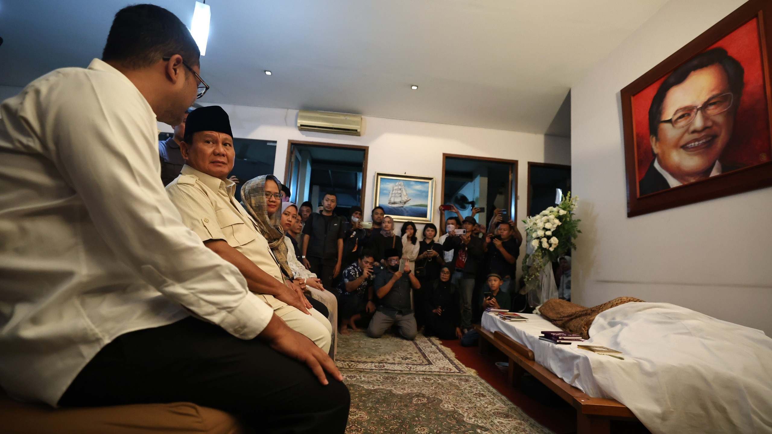 Menteri Pertahanan Prabowo Subianto melayat ke rumah duka eks Menteri Keuangan Rizal Ramli, di Bangka, Jakarta, Rabu (3/1).