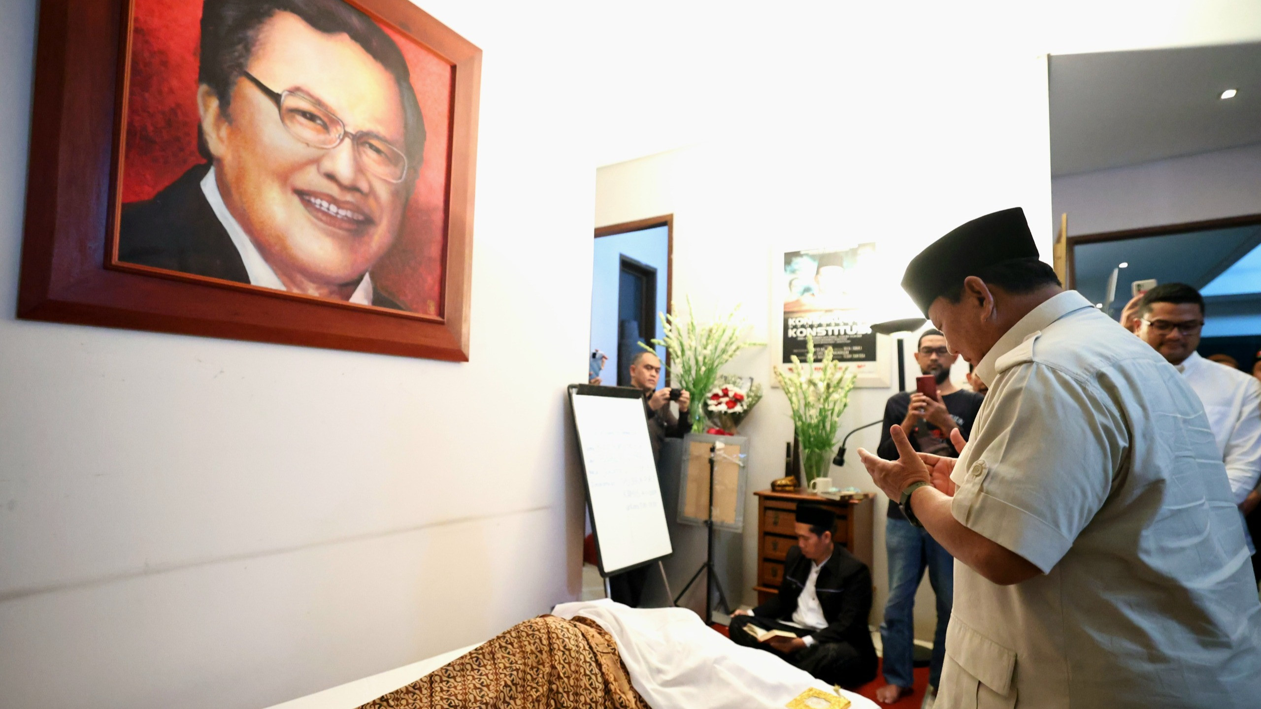 Menteri Pertahanan Prabowo Subianto melayat ke rumah duka eks Menteri Keuangan Rizal Ramli, di Bangka, Jakarta, Rabu (3/1).
