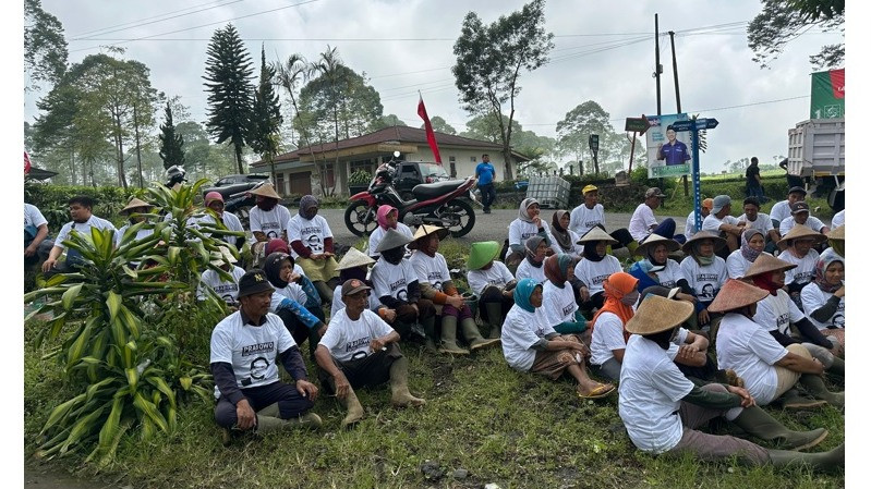 Ratusan Petani yang berada di wilayah Perkebunan Tambi di Kabupaten Wonosobo, Jawa Tengah mendeklarasikan dukungan untuk pasangan Capres dan Cawapres nomor urut 2, Prabowo-Gibran.